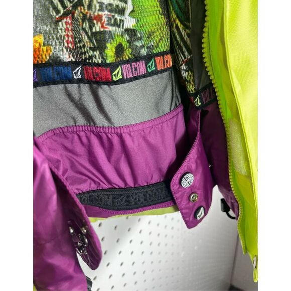 Volcom snowboarding jacket - Picture 13 of 16